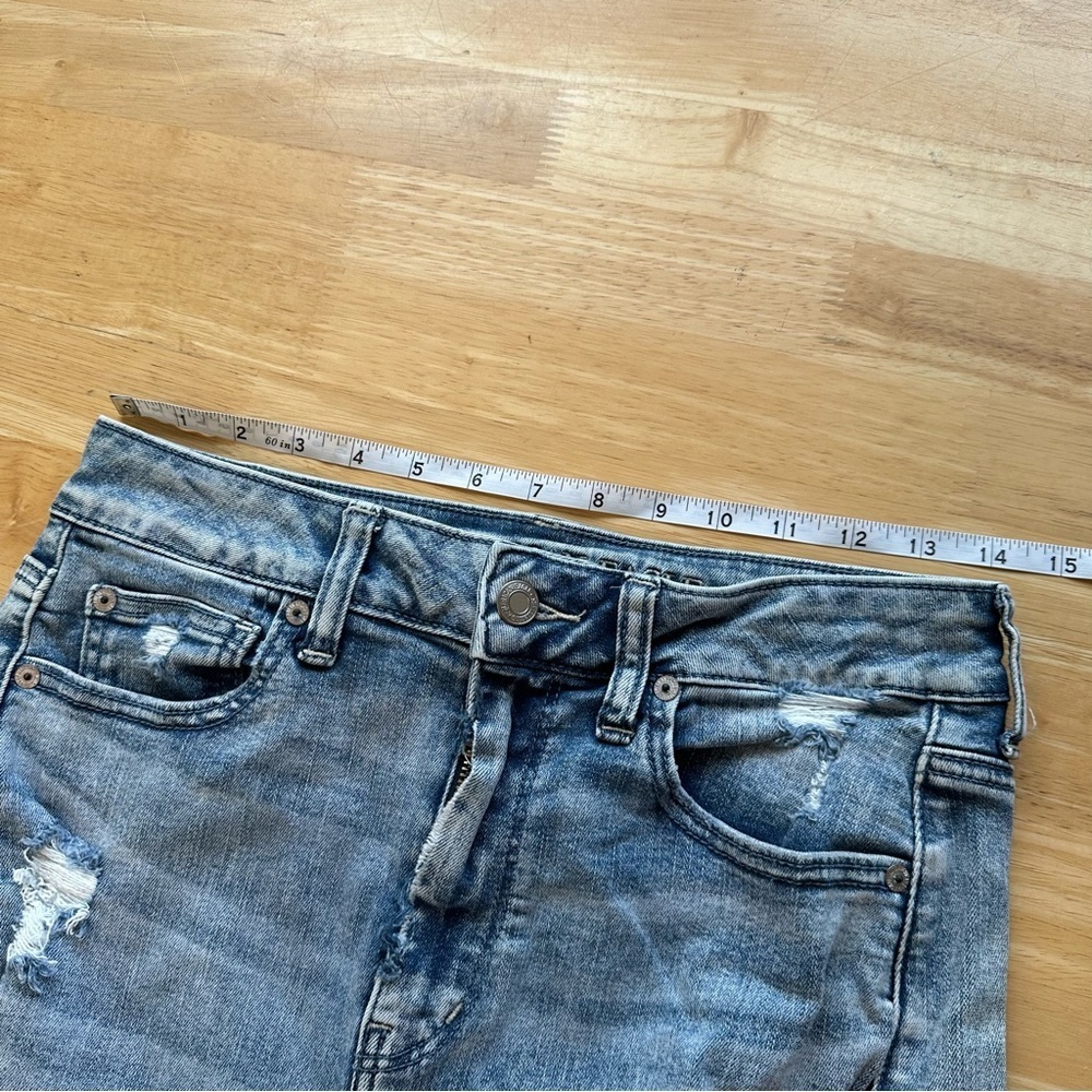 American Eagle AE Super High Rise Light Wash Distressed Mini Skirt Sz 8 Stretch - Picture 3 of 8